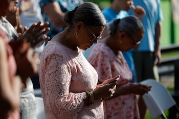 Personas asisten a una eucaristía este domingo afuera de la parroquia Nuestra Señora de La Candelaria en Tonosí (Panamá). EFE/ Bienvenido Velasco