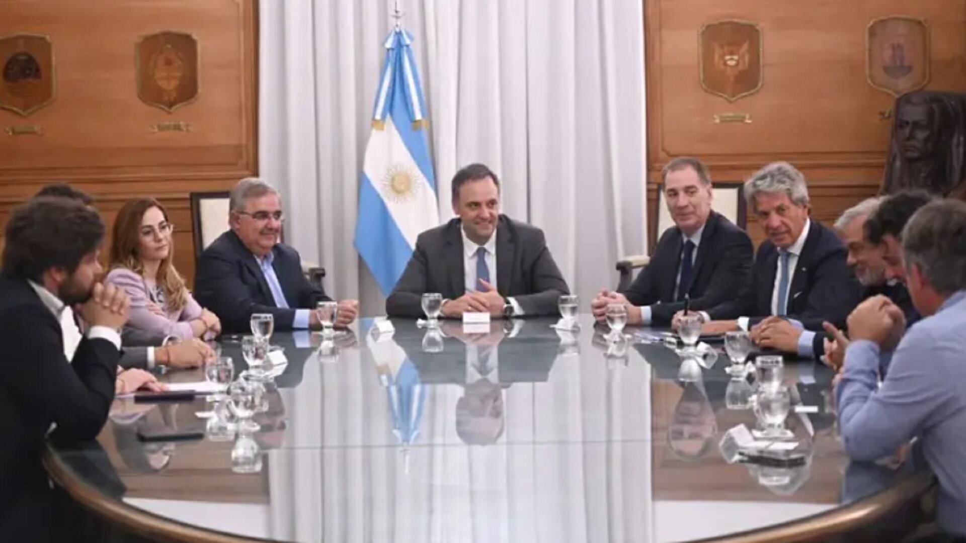 Raúl Jalil junto a Manuel Adorni y Diego Santilli en Casa Rosada