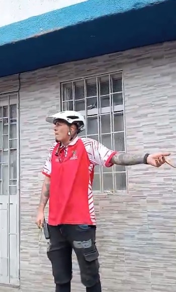 El empleado municipal fue grabado intimidando a la persona que registraba el momento del enfrentamiento en la vía pública - crédito Captura de video