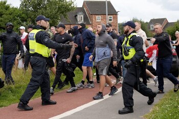 Agentes de policía se enfrentan