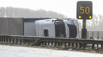 Un camión yace de costado