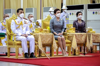 Los reyes de Tailandia junto a la amante de Rama X, Sineenat (Reuters)