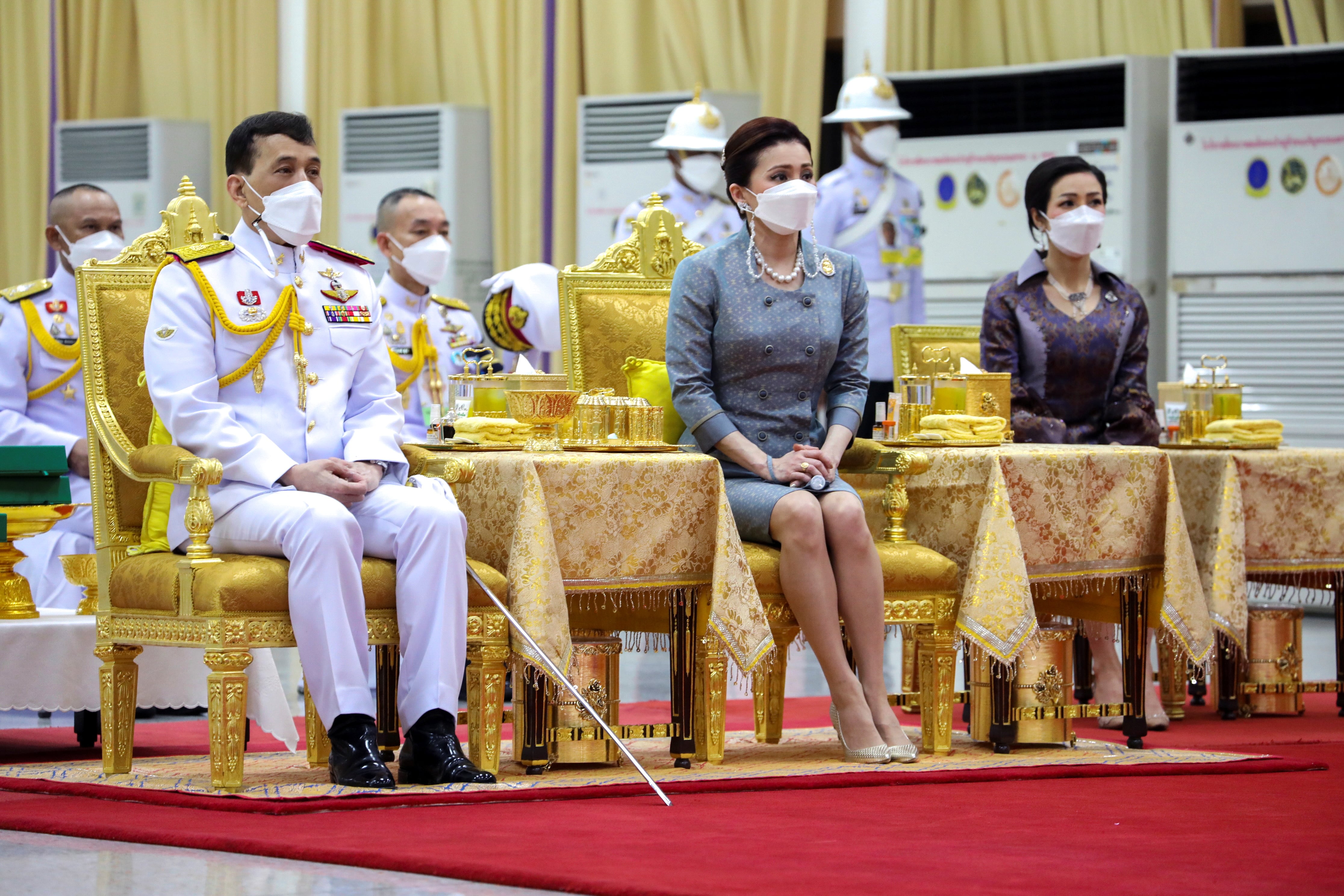 Los reyes de Tailandia junto a la amante de Rama X, Sineenat (Reuters)