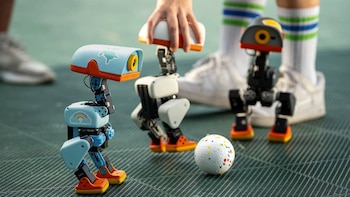 Así es Microduck, el robot en forma de pato de Hugging Face que canta, juega al fútbol, patina y recoge objetos