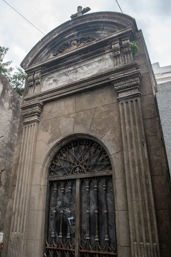 Abren la tumba de Camila O'Gorman en el cementerio de recoleta