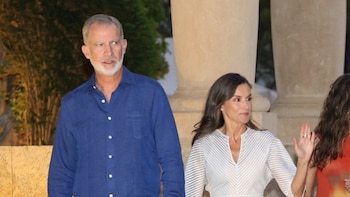 Las vacaciones secretas del rey Felipe y la reina Letizia por Grecia, destapadas por el aterrizaje de su Falcon: empieza su descanso de verano
