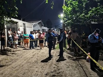 Vecinos observan con temor el lugar donde se registró el ataque armado durante la madrugada. (Foto: Redes sociales)