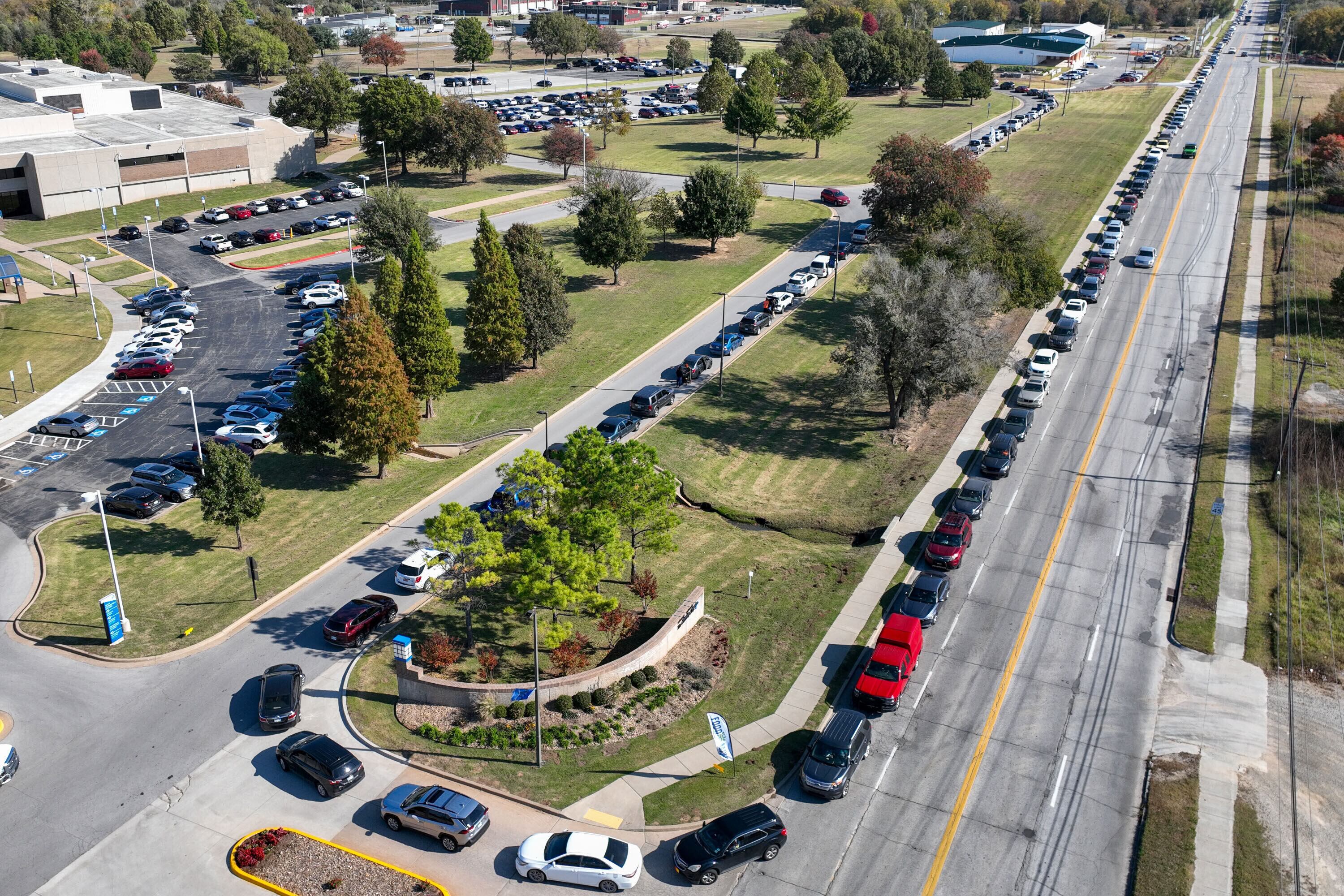 Vehículos forman fila en un evento de distribución de alimentos en Tulsa, Oklahoma, para apoyar a familias afectadas por el corte de los subsidios federales para comida, consecuencia del cierre prolongado del gobierno. (Mike Simons/Tulsa World via AP)
