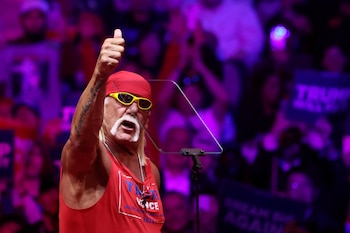 Hogan critica a Harris y