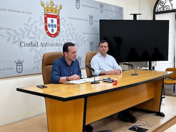 15/08/2026 Vox exige al PP entrar en el gobierno de Ceuta y señala también a Vivas por su responsabilidad en la crisis migratoria.
El líder de Vox en Ceuta, Juan Sergio Redondo, ha exigido al PP que su formación entre en un gobierno de coalición en la ciudad autónoma, tal y como ocurre en otras comunidades, y ha señalado a Juan Jesús Vivas como responsable también de la crisis migratoria al haber "respaldado" las políticas del Gobierno de Pedro Sánchez.
POLITICA
VOX CEUTA