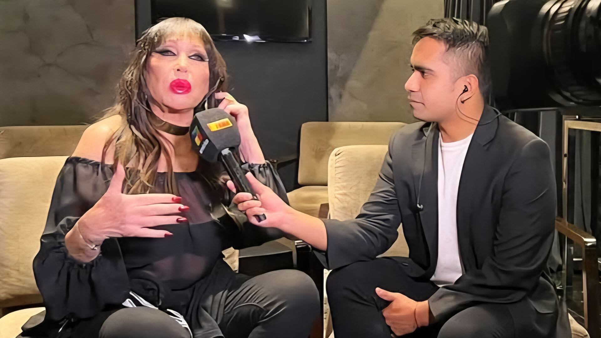 Quiroz entrevistando a Moria Casán (Gentileza Oliver Quiroz)