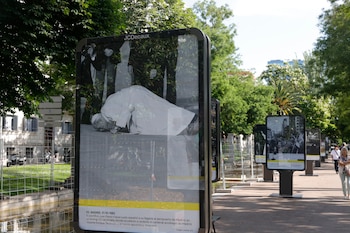 Vista de alguna de las obras que forman parte de la exposición fotográfica al aire libre, con motivo de la visita del papa León XIV a la capital (EFE/ Zipi)