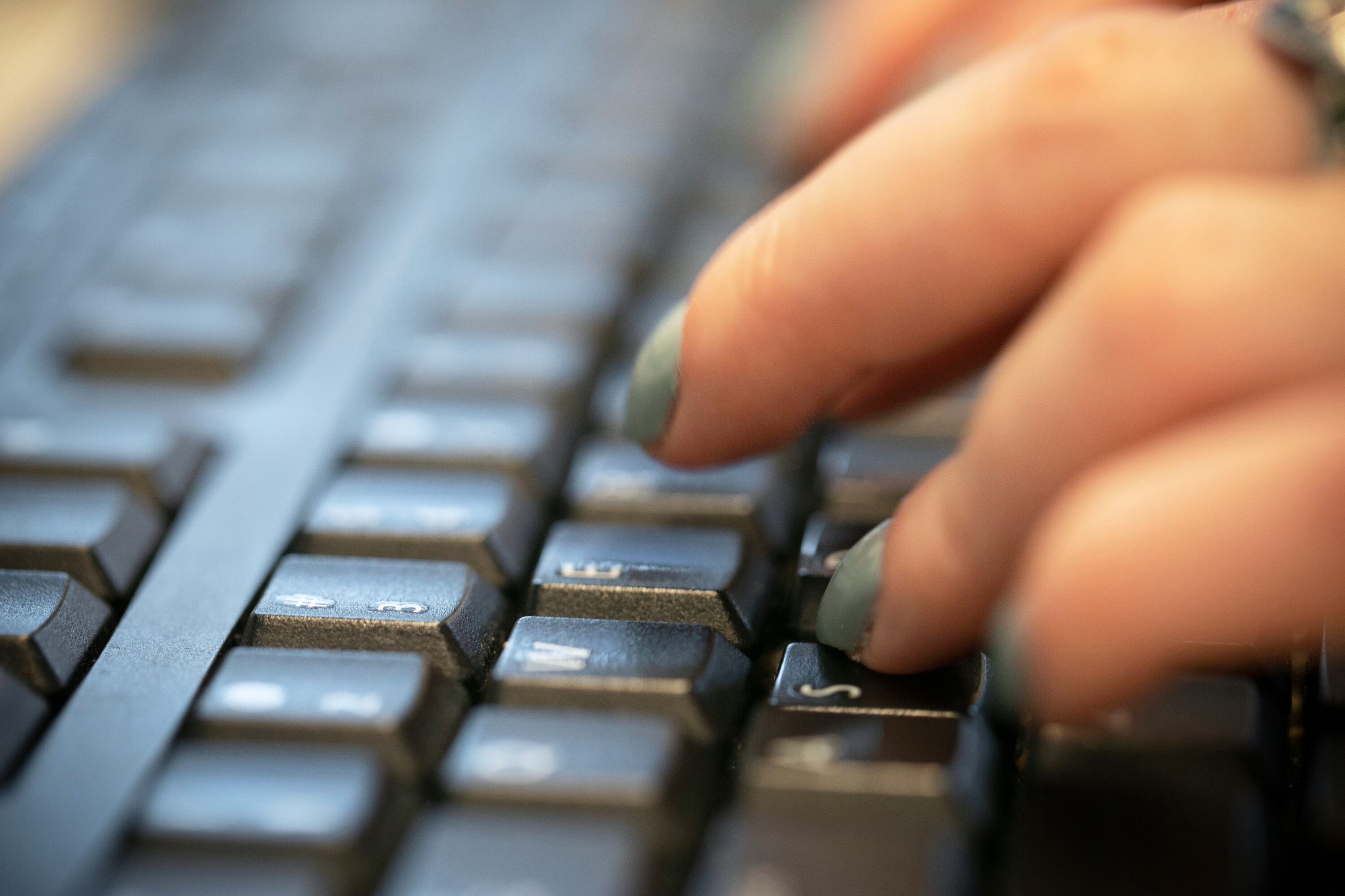 Las nuevas estrategias de localización combinan llamadas, SMS y notificaciones edus, documentando cada depuración con fecha y justificación en el sistema. (Imagen ilustrativa) (AP Foto/Jenny Kane, Archivo)