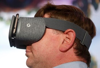 Una persona usando unos visores