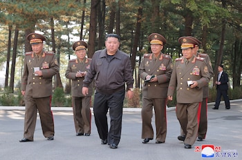 El dictador Kim Jong-un junto a parte de su cúpula militar el pasado 17 de octubre (Reuters)