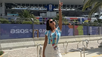 Pampita, con camiseta argentina, gafas de sol y acreditación, posa con el brazo levantado frente a un estadio en Miami con branding del Mundial 2026
