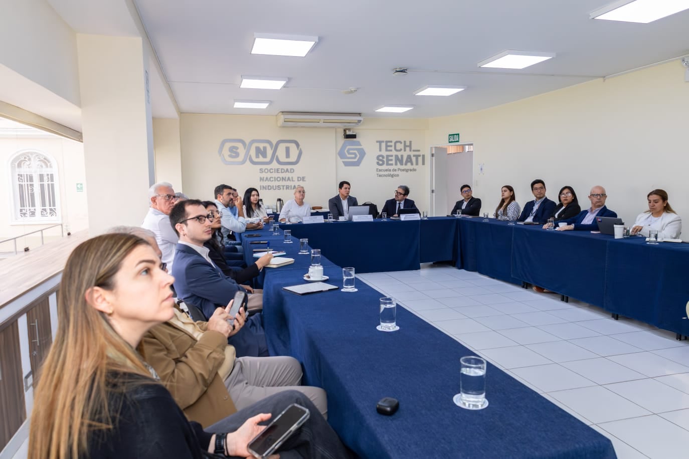 Integrantes del sector industrial y académicos participan en un conversatorio sobre economías ilícitas organizado por la Sociedad Nacional de Industrias.