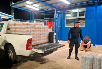 Oficiales de la Fuerza Pública decomisaron más de 5.600 unidades de licor en operativos realizados en Parrita. Cortesía: MSP