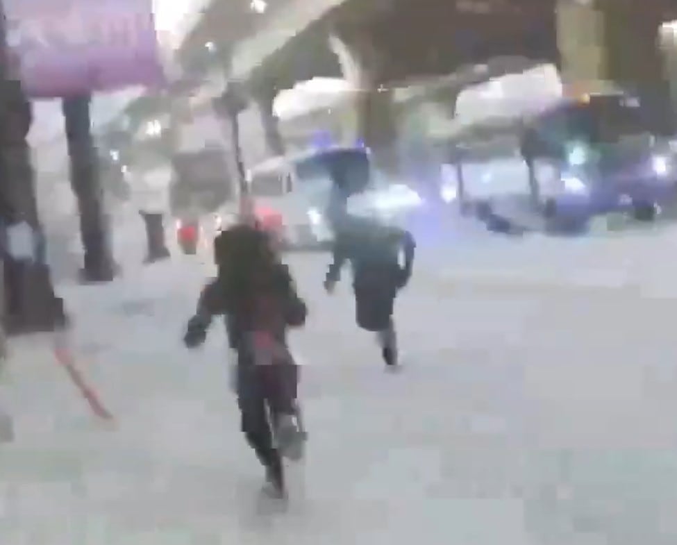 La persecución se realizó en una vía rápida, poniendo en peligro la vida del oficial y de la reportera. (Captura de video FIA)