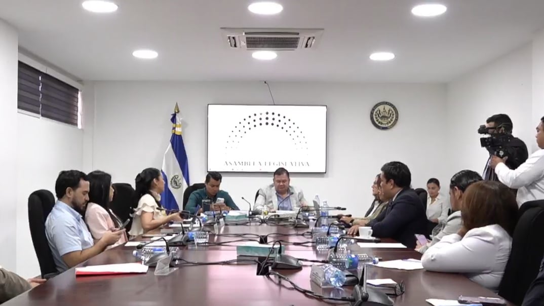 El Salvador mueve el Presupuesto 2026: USD 118 millones por excedentes tributarios, USD 30 millones para salud y la promesa de reforzar Doctor SV (Captura de la transmisión en directo)