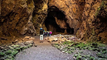 La escapada que permite entrar en una antigua mina de hierro y visitar la “Capilla Sixtina extremeña”: galerías rehabilitadas, pintura mudéjar y una ruta natural