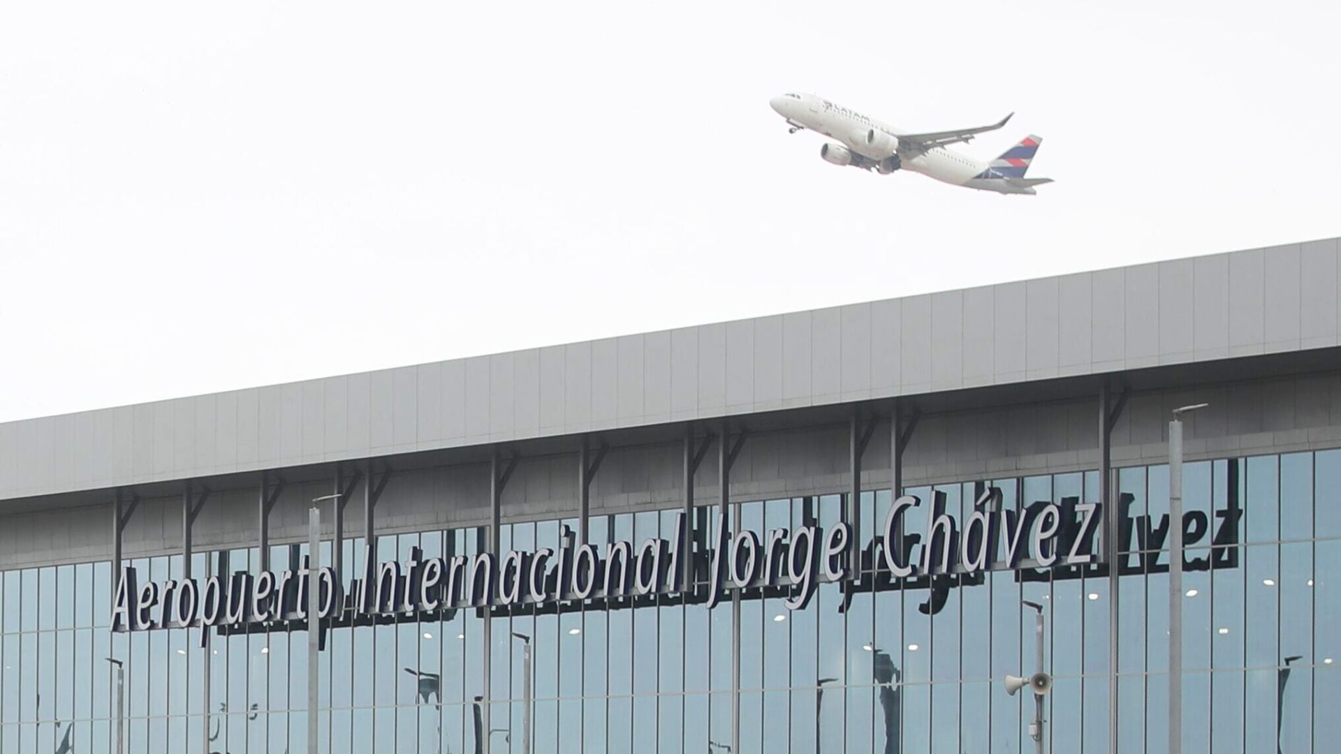 Dos nuevas rutas abrieron oficialmente esta semana en el Aeropuerto Jorge Chávez. No las detuvo el cobro de la TUUA por transferencia. - Crédito EFE/Paolo Aguilar