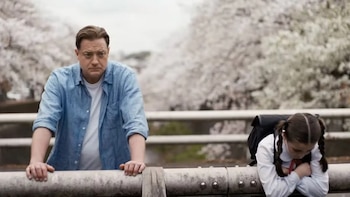 El personaje de Brendan Fraser adquiere varios roles durante su paso por la agencia de renta de familiares. (Captura de video)