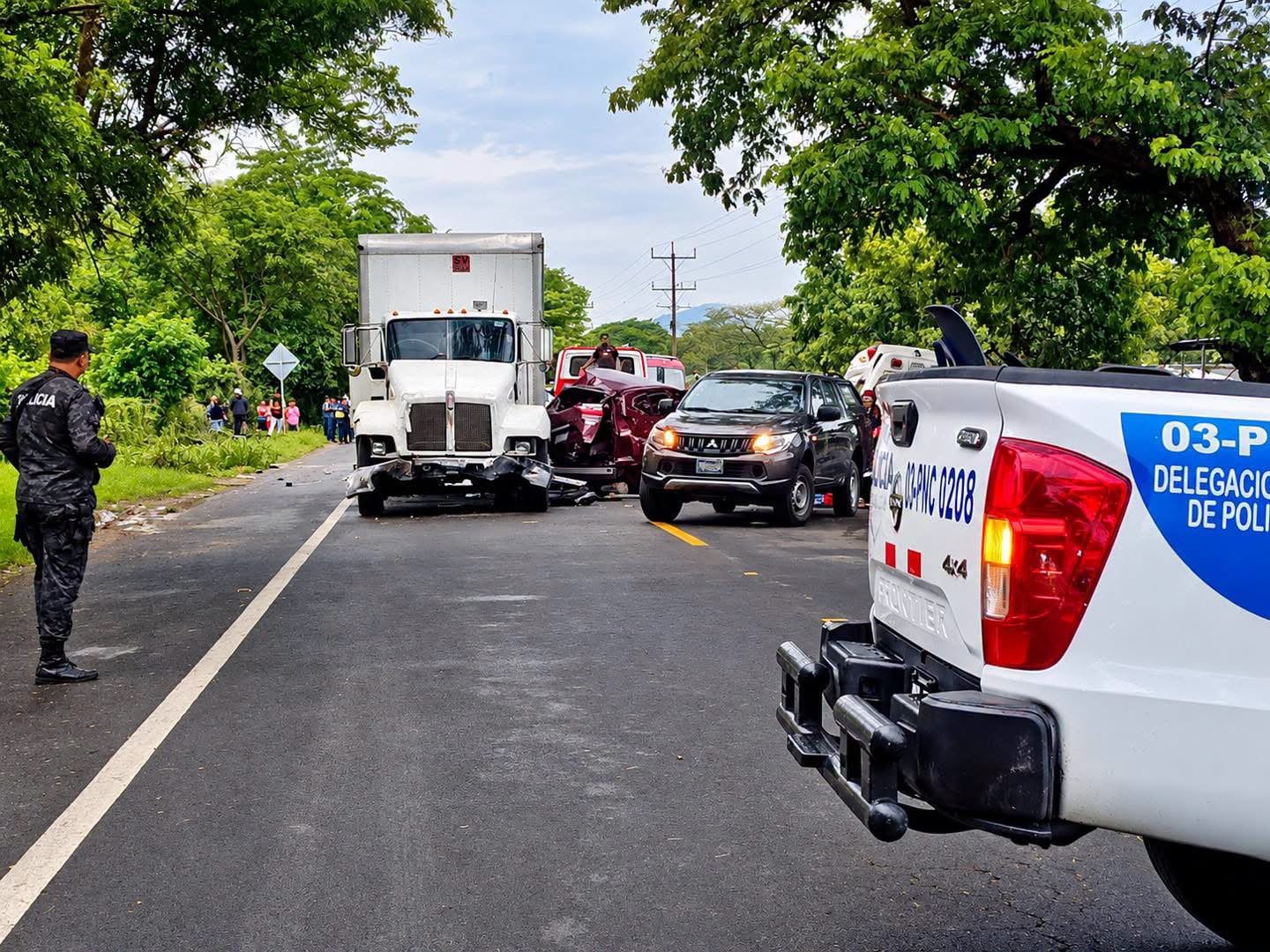 Un tercer pasajero del automóvil sufrió lesiones de gravedad y requirió traslado a un centro asistencial en estado crítico. (Foto cortesía VMT)