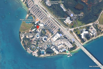 Mapa satelital de Key Biscayne con el Miami Seaquarium, edificios, estacionamientos, el puente Rickenbacker y la leyenda 'Cerrado permanentemente'