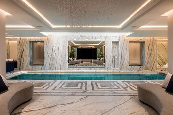 La mansión está a la