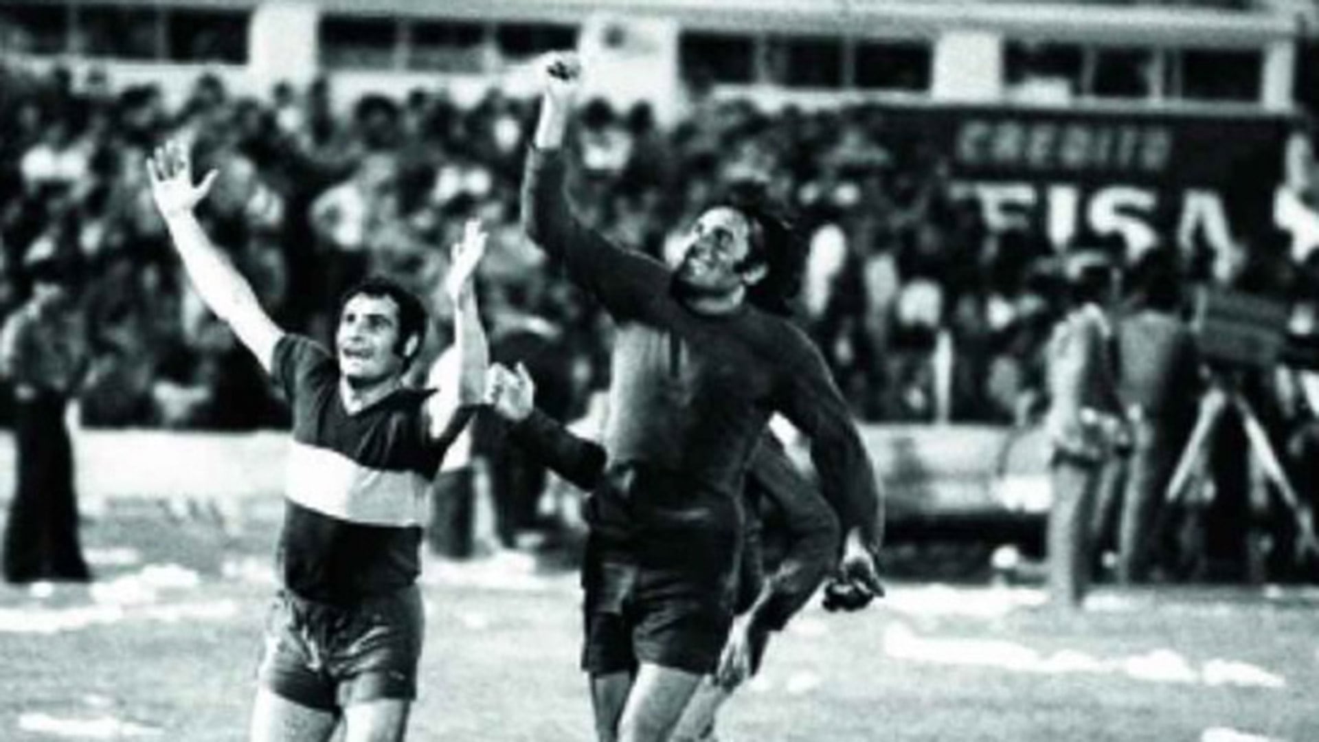 Heber Mastrángelo y el Loco Gatti en la vuelta olímpica en cancha de Racing, festejando el histórico título ante River del Nacional '76