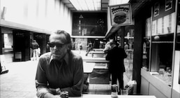 Charles Bukowski, poeta estadounidense: “Si pasa algo malo, tomas para olvidar; si pasa algo bueno, para celebrarlo; y si no pasa nada, tomas para que pase algo”