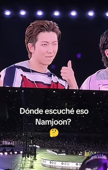 Pantalla de concierto con un cantante que levanta el pulgar sobre un escenario iluminado y un texto en español superpuesto