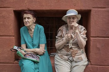 Personas esperan para recibir ayuda