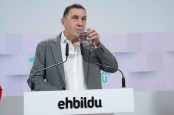 El coordinador general de EH Bildu, Arnaldo Otegi, bebe agua durante una rueda de prensa, en la sede de EH Bildu (Unanue / Europa Press)