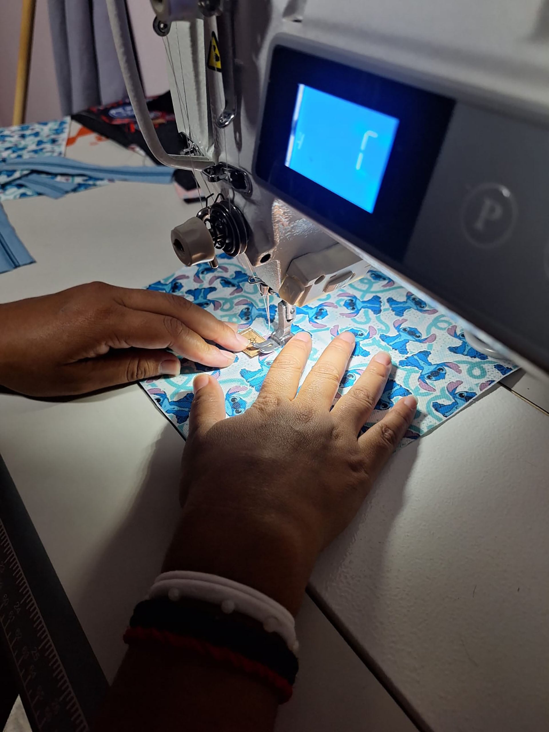 Cada vez más jóvenes argentinos encuentran en el emprendedurismo y la economía popular una forma de autonomía y construcción de un proyecto propio ante la falta de oportunidades laborales formales