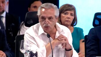 Alberto Fernández (detrás se observa