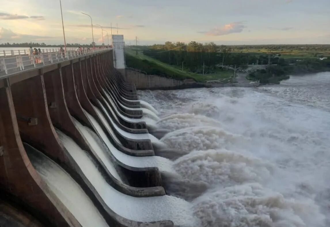 El aumento del caudal del río Dulce obliga a liberar grandes volúmenes de agua desde el embalse de Termas de Río Hondo