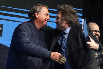 El presidente argentino Javier Milei abraza al ex mandatario brasileño Jair Bolsonaro durante la CPAC (Conferencia de Acción Política Conservadora) en Balneario Camboriu, estado de Santa Catarina, Brasil, el 7 de julio de 2024 (REUTERS/Anderson Coelho)