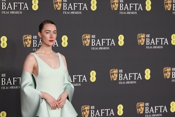 Saoirse Ronan expresó su deseo de asumir el rol de villana en la saga de James Bond, planteando un posible cambio en los arquetipos femeninos de la franquicia (REUTERS/Toby Melville)