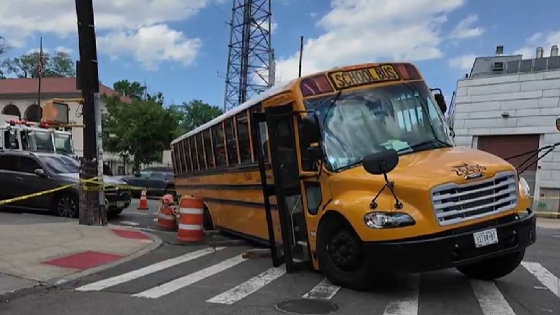 El incidente del socavón obligó al cierre de East 180th Street durante más de una hora y generó alarma entre los vecinos del Bronx (News 12 The Bronx )