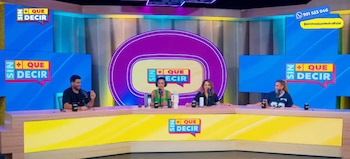 Cuatro personas, dos hombres y dos mujeres, sentadas en un estudio de televisión moderno. El fondo muestra pantallas azules con el logo 'Sin más que decir' y hay micrófonos