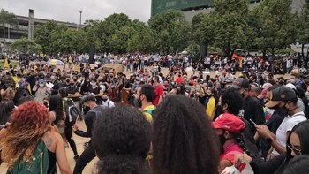 Mayo 5 de 2021 - Cientos de personas en el parque de Los Deseos para una nueva jornada de marcha por las calles de Medellín.