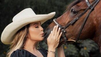 Veterinaria y uribista, ella sería