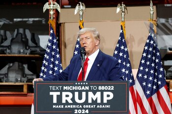 Trump demandó al ex espía