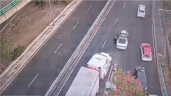 Tráiler queda atorado en carriles