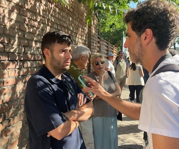 Juan Cuatrecasas (izda) sufrió abusos sexuales cuando era adolescente por parte de un profesor del colegio vizcaíno Gaztelueta, del Opus Dei. (Cedida a Infobae)