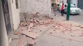 Uno de los edificios dañados