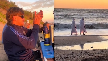 Un grupo de amigos canta