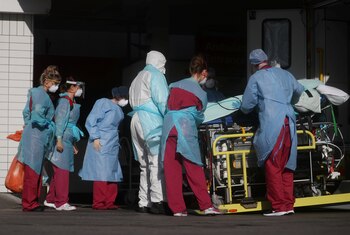 Personal de emergencias traslada una